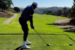 精益求精??詹姆斯曬繼續(xù)練習(xí)高爾夫 打磨揮桿動作????