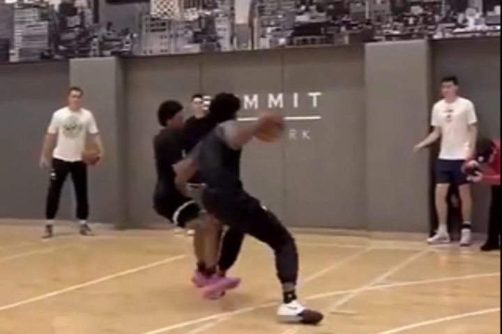 歷史級別天賦??阿門紐約特訓 運球嫻熟&多次將防守人撞個趔趄