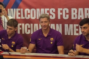 韓媒：萊萬(wàn)、佩德里、費(fèi)爾明出席簽名會(huì)，超1000名球迷到場(chǎng)