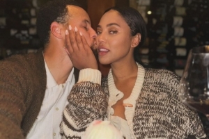 阿耶莎曬合照慶祝結(jié)婚14周年：無論經(jīng)歷何種風(fēng)雨 你都是我的唯一