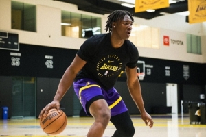 未來可期??湖人官推曬阿杜-蒂耶羅訓(xùn)練照：新秀在投入訓(xùn)練