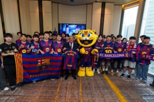 巴薩官方曬照，拉波爾塔與董事會(huì)接待了上海和首爾的巴薩球迷協(xié)會(huì)