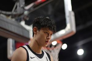 再次征戰(zhàn)！曾凡博21-22賽季G聯(lián)盟場均5分2.3板 夏聯(lián)同為場均5分