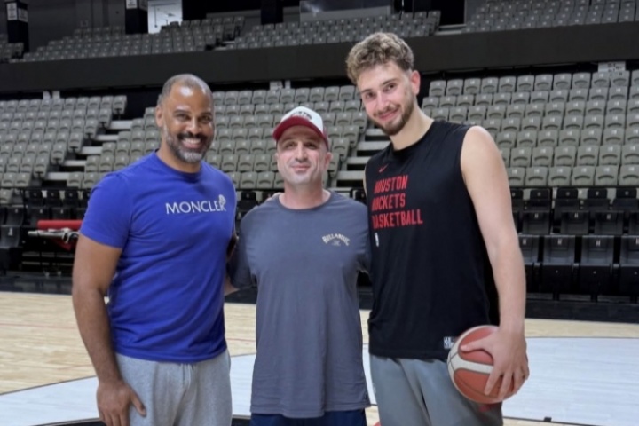 ??烏度卡申京在土耳其合影 火箭連續(xù)2個(gè)夏天派3人陪練申京