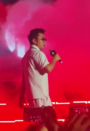 別墅里面唱K??哈登中國行開場《大展鴻圖》