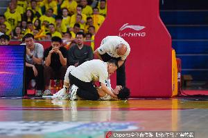 傷病難阻追夢！上賽季CBA半決賽中曾凡博遭遇腰椎左側(cè)橫突骨折