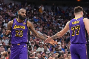 湖媒：東契奇已是門面&詹姆斯可能要走 球隊在前者率領(lǐng)下機會更大