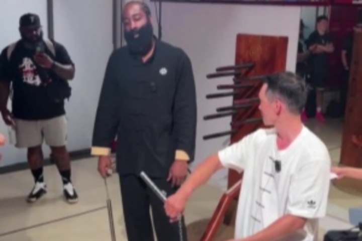 哈登中國行首次學習雙節(jié)棍 第一個轉(zhuǎn)棍的動作就把登哥難到了??