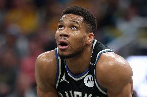 Shams：據(jù)我所知 有多支球隊目前都在等待字母哥做決定