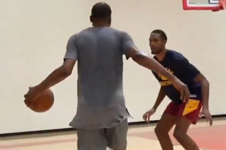 蜘蛛人對(duì)飚 誰(shuí)占上風(fēng)？杜蘭特與莫布里訓(xùn)練營(yíng)對(duì)位合集！