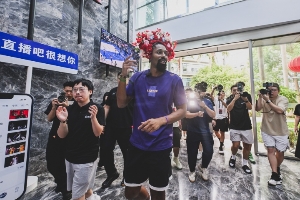 NBA球星丁威迪空降直播吧 沉浸式體驗閩南文化 學(xué)會愛拼才會贏！