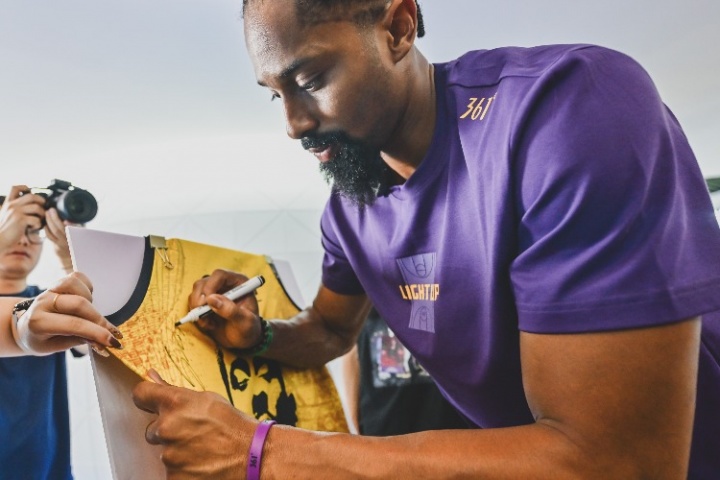 來直播吧看我吧！丁威迪和吧友們打招呼了！留言互動贏定制球衣！