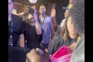 ??哈登中國行期間和約翰-郝再次見面 并送給對方一雙簽名鞋