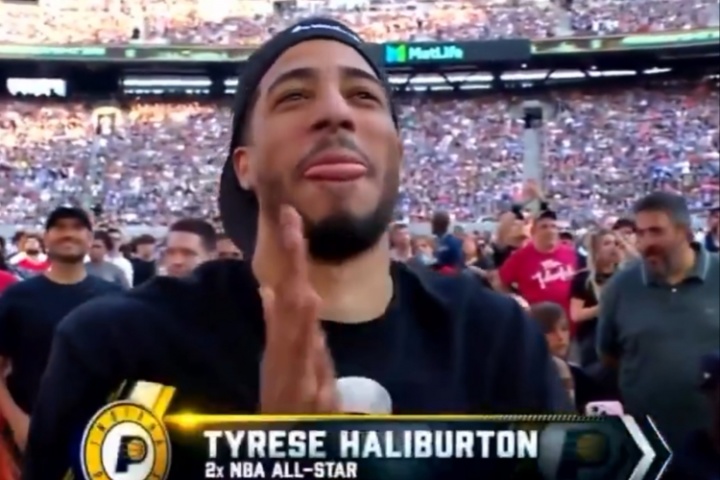 穿保護(hù)靴也能走得快！哈利伯頓現(xiàn)身WWE現(xiàn)場(chǎng) 揮舞雙手與球迷互動(dòng)