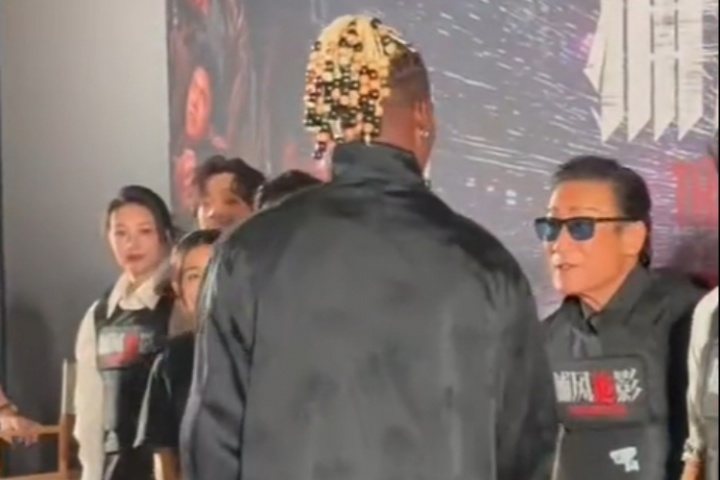 吉米仔vs大D！??巴特勒出席電影宣傳 握手致意梁家輝&成龍等人