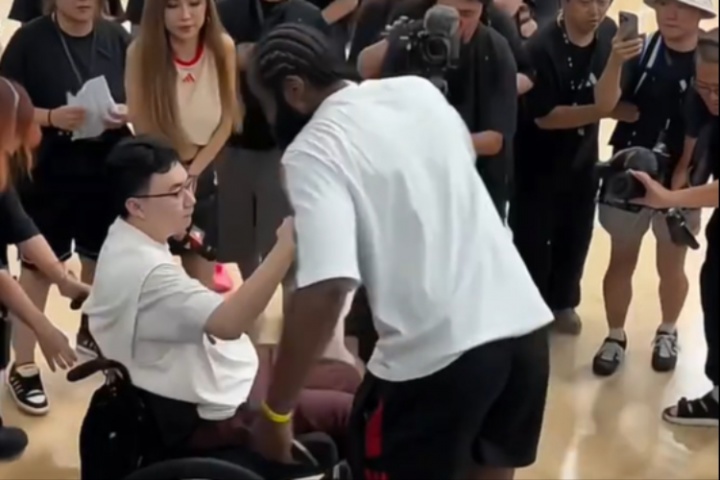 此前捐助的槍擊案幸存者！哈登中國(guó)行再見(jiàn)郝同學(xué)并送上暖心擁抱