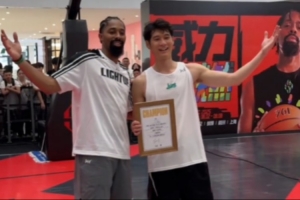 丁威迪中國(guó)行—丁威迪現(xiàn)身觀戰(zhàn)王牌球局 百分大戰(zhàn)技術(shù)被丁局認(rèn)可