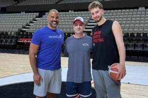 火箭官方曬烏度卡范喬丹與申京合影：他在土耳其迎來了特別的客人