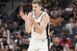 Shams：馬刺與前鋒萊利-米尼克斯續(xù)簽一份雙向合同