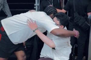 哈登曬與約翰-郝?lián)肀б曨l：高興見到我的幸運(yùn)符 堅(jiān)持下去????