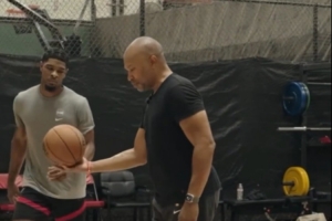 亨德森接受“老魚”費舍爾特訓指導 后者脫鞋詳解投籃姿勢