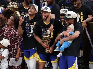 達米恩-李：庫里會在中場時看網(wǎng)友評論激發(fā)斗志 下半場火力全開