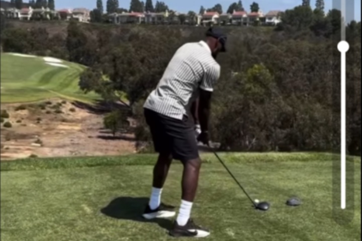 謙虛??朋友夸詹姆斯打高爾夫進(jìn)步神速！老詹回復(fù)：我就隨便打打