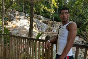 度假+養(yǎng)傷??貝林厄姆社媒曬度假照片，多位隊友留言點贊