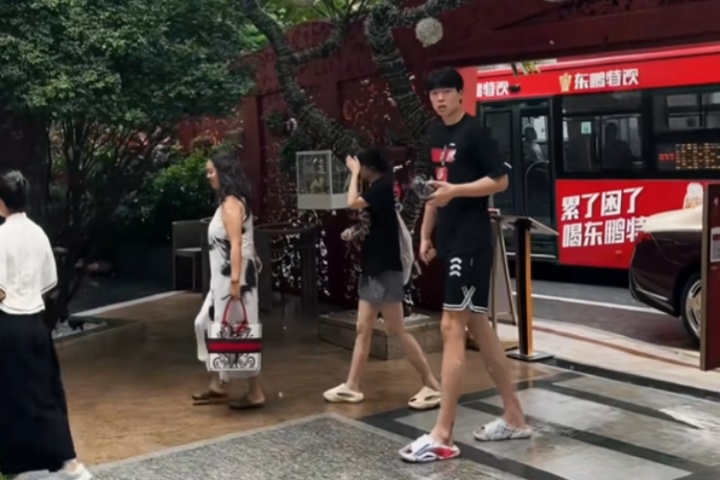 ??邁巴赫接送？楊瀚森帶女友和疑似丈母娘打卡高端私廚