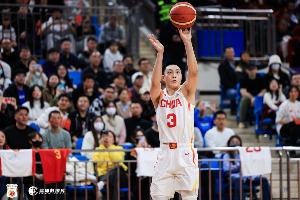 媒體人：中國男籃非常團結(jié) 胡明軒此前低迷本場依舊首發(fā)&擔任主攻