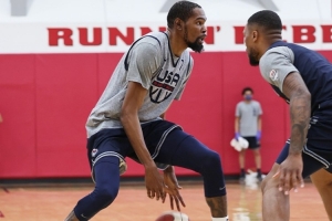 懷特談防守杜蘭特：你拼命跳也妨礙不了他投籃 他就是個冷血殺手