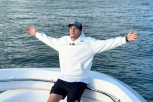 工作之余放松一下！里夫斯與友人暢游海港&飯后高唱勒布朗之歌