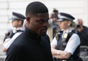 衛(wèi)報：數(shù)百名黃潛球迷聯(lián)名請愿，要求俱樂部叫停托馬斯交易