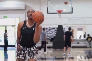 對籃球的熱愛！杰倫威手腕韌帶撕裂&接受手術(shù) 仍進(jìn)行單手投籃訓(xùn)練