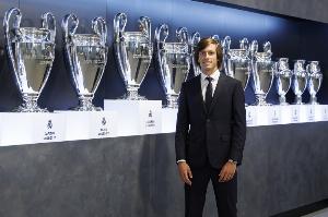 A費：哈維-阿隆索思路清晰，他要求我既要幫助前場也要幫助防線