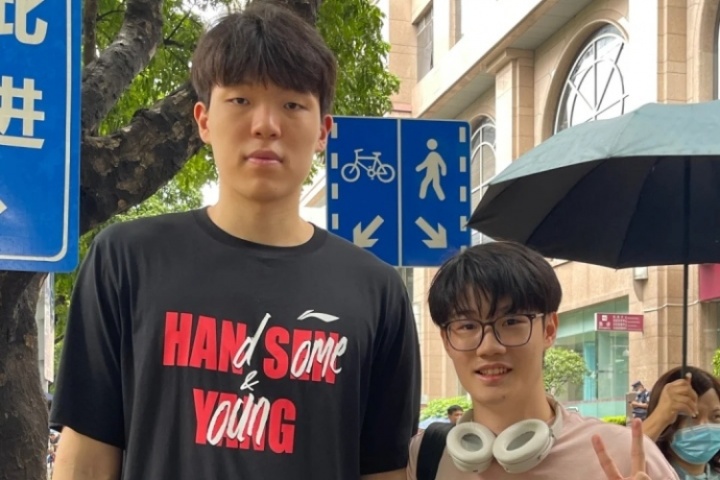 合影了~網(wǎng)友在廣東偶遇楊瀚森：看到他我都呆住了 瀚森很平易近人