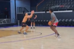 練級(jí)！阿門-湯普森訓(xùn)練中玩花式單挑 展現(xiàn)恐怖防守壓迫力