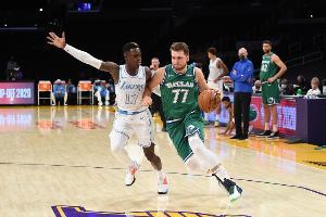 施羅德：東契奇可以不受限制地得分 他在場(chǎng)上總能做出正確的決定