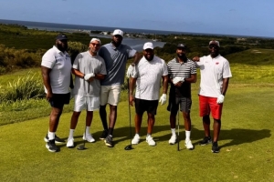 享受假日????兒時好友曬與詹姆斯一同打高爾夫的動態(tài)??