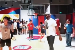 ??2017年萊昂納德中國(guó)行回顧 喊“加油”時(shí)太歡樂了