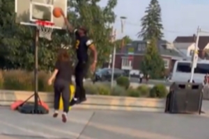 SGA回家鄉(xiāng)參加活動(dòng) 之后衣服都沒換隨機(jī)打爆并隔扣一位女球迷