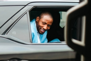 衣錦還鄉(xiāng)！庫明加一身淺藍色西裝返回金沙薩 接受高規(guī)格接待