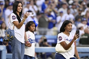 道奇舉辦科比搖頭娃娃之夜????科比小女兒開球+霸氣喊話