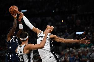 ??圣誕大戰(zhàn)十支隊伍中 只有馬刺和獨行俠上賽季沒進季后賽