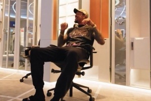 科林斯探訪快船更衣室 指著哈登&小卡更衣室柜：這里都是大人物