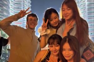 社牛時(shí)刻！里夫斯參觀吉隆坡雙子塔 遇路人自拍上前搶鏡合影