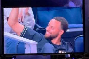 給同城新球隊加把火！庫里現(xiàn)場觀看女武神比賽 面對鏡頭手舞足蹈