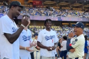 支持同城球隊！艾頓、拉拉維亞、蒂耶羅身穿道奇球衣 參加活動