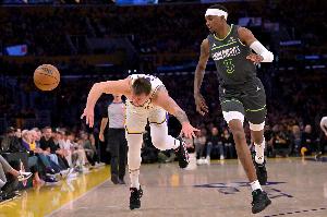 阿里納斯：東契奇減肥不是為了防守 從沒(méi)聽(tīng)說(shuō)過(guò)白人也要防守的