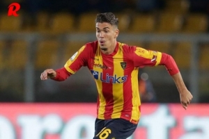 出身巴薩青訓(xùn)，23歲萊切中場岡薩雷斯因心臟問題被迫宣布退役